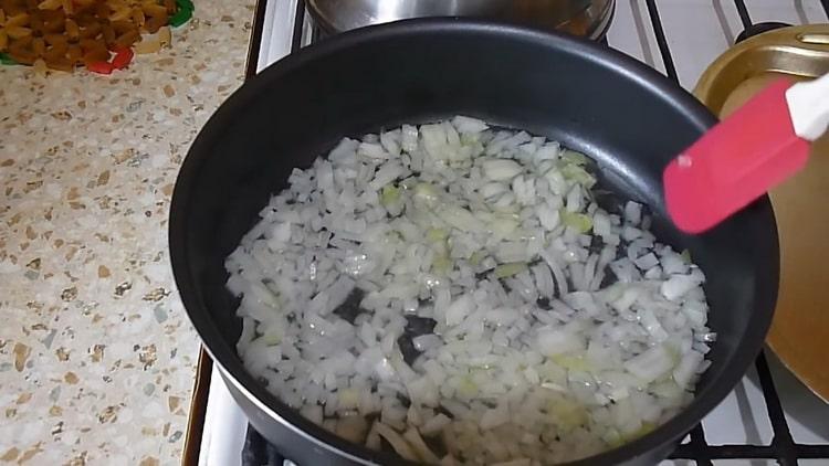 Per cucinare lo stufato di salmone rosa, friggi le cipolle