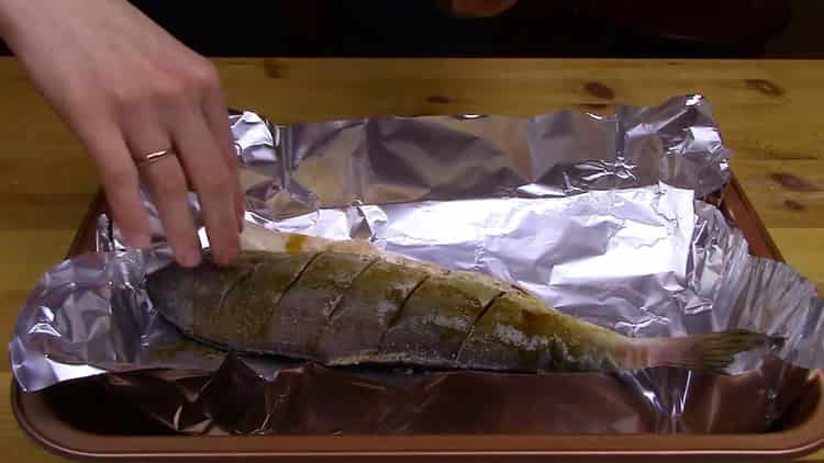 Per cuocere l'intero salmone rosa nel forno, aggiungere l'olio