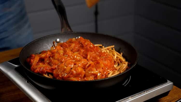 Per la pasta mescolare gli ingredienti.