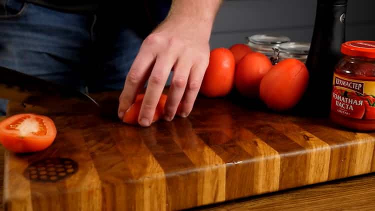 Per cucinare la pasta, tagliare i pomodori