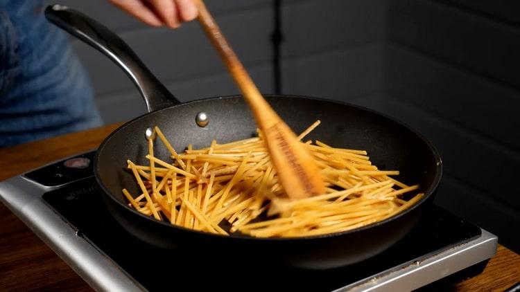 Per cucinare la pasta, friggi gli ingredienti