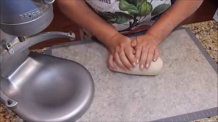 Knead ang kuwarta upang makagawa ng isang kuwarta ng kastilyo.