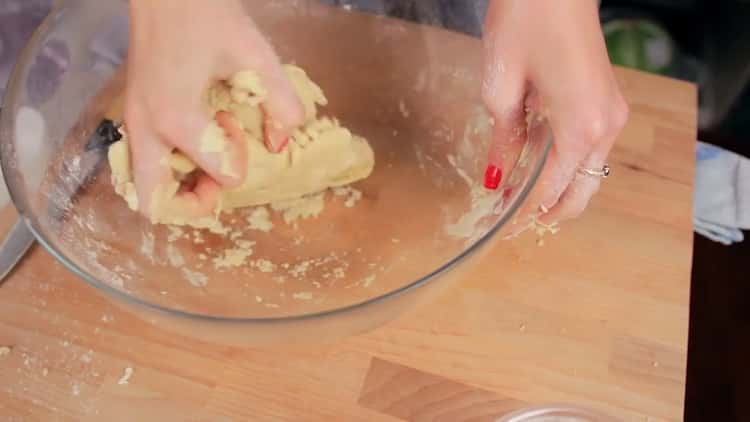 Per le torte indiane, impastare la pasta