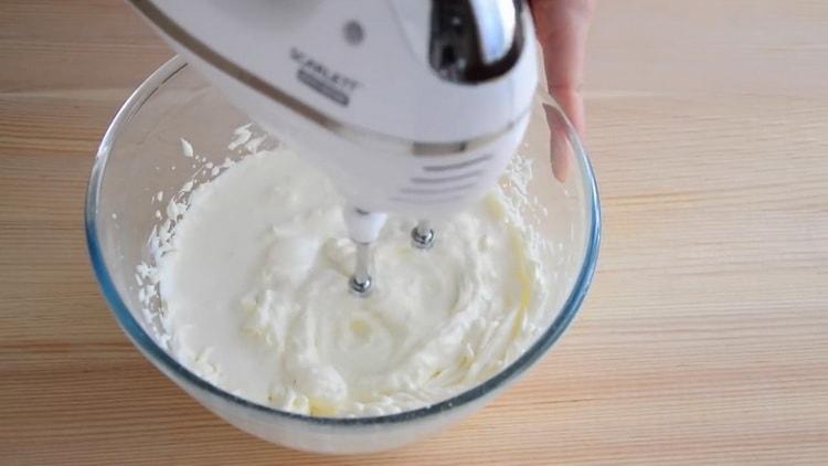 Per preparare cupcake al velluto rosso, mescola gli ingredienti per la crema