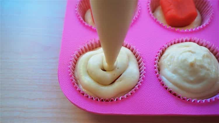 Per preparare un cupcake, prepara l'impasto