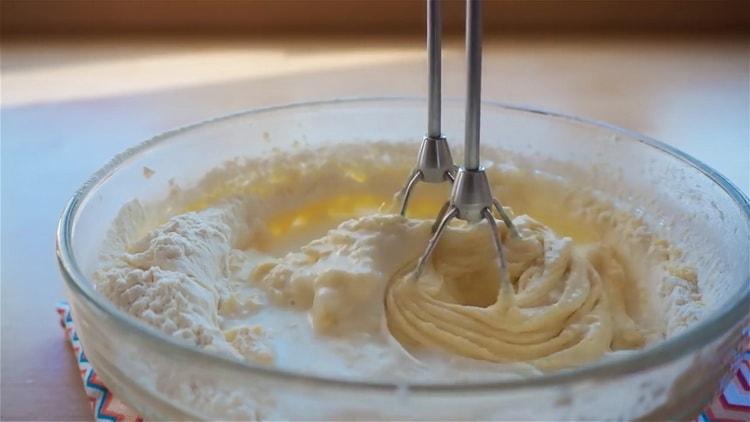 Per preparare un cupcake, mescola gli ingredienti per l'impasto.