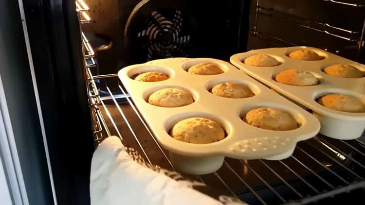 Per preparare cupcake per un compleanno, preriscaldare il forno