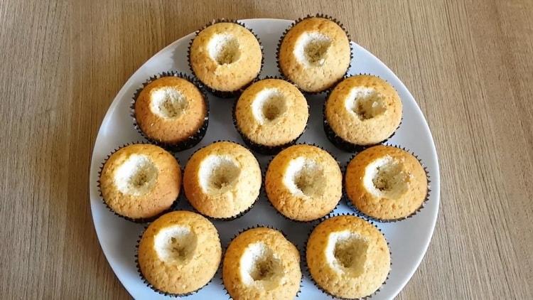 Prepara gli ingredienti per i tuoi cupcake di compleanno.