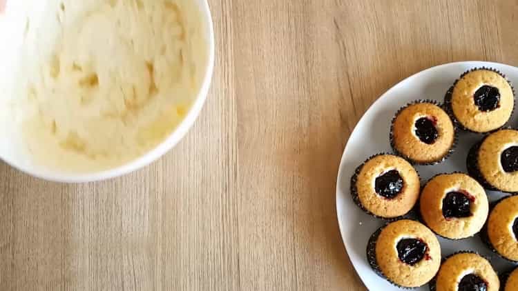 Per preparare cupcake per il tuo compleanno, prepara una crema all'olio