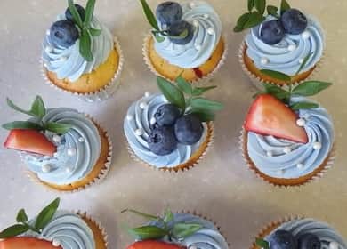 Deliziosi e delicati cupcakes alla vaniglia con ripieno di marmellata di ribes