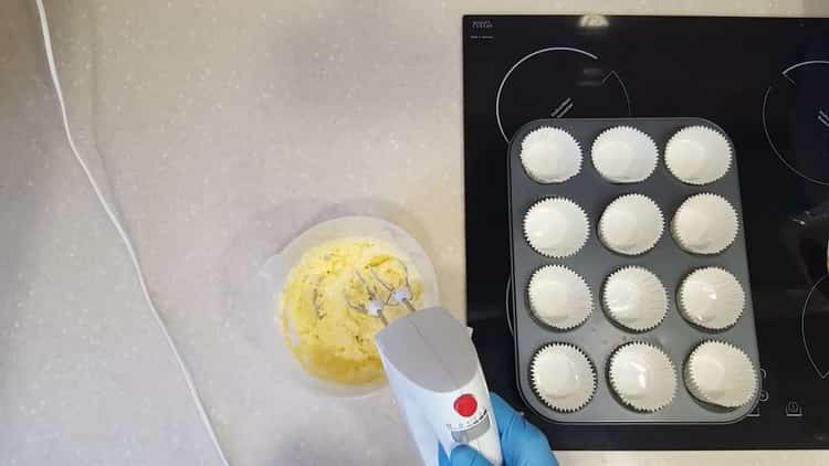 Per preparare cupcake con ripieno, preparare gli ingredienti