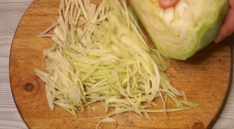 Per preparare la casseruola di cavolo nel forno, preparare gli ingredienti