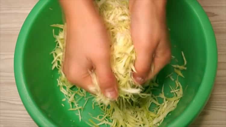 Per preparare una casseruola di cavolo, tagliare il cavolo