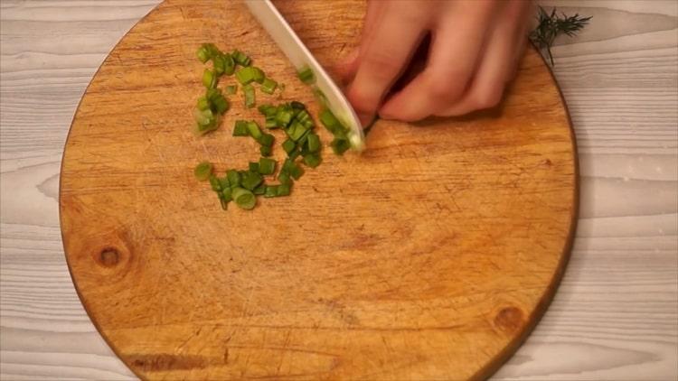 Per preparare una casseruola di cavolo, tritare le cipolle