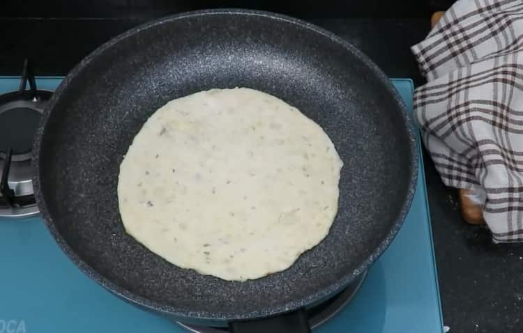 Per fare le torte di patate, friggere l'impasto