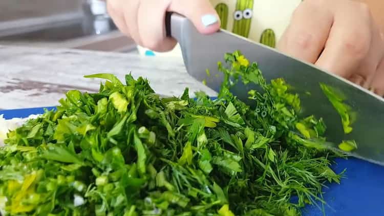 Per preparare le torte di patate, tagliare le verdure