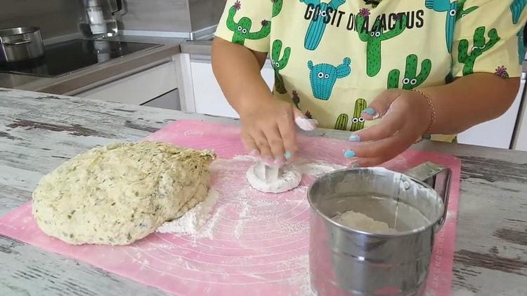 Per preparare frittelle di patate, forma una tortilla