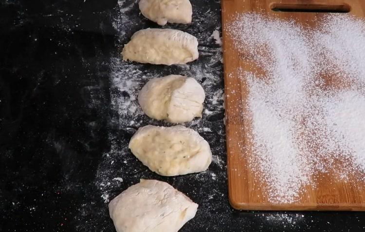 Per fare le torte di patate, tagliare l'impasto