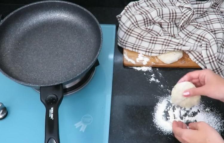 Per fare le torte di patate, scalda la padella