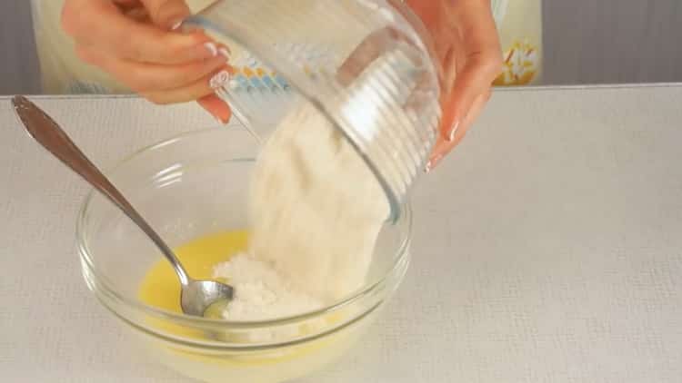 Per preparare un cupcake in una tazza, setacciare la farina in 5 minuti