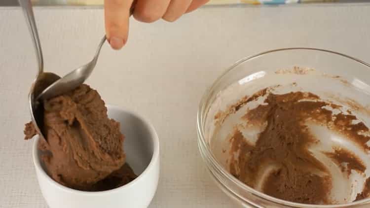 Per preparare un cupcake in una tazza, metti l'impasto in una tazza in 5 minuti