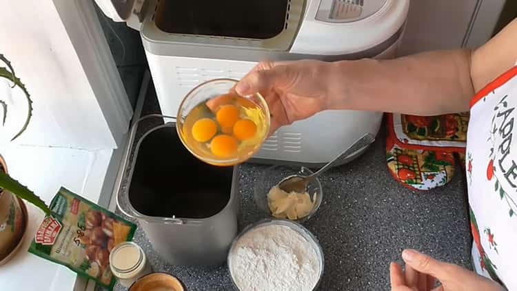 Unisci gli ingredienti per preparare un cupcake in una macchina per il pane.