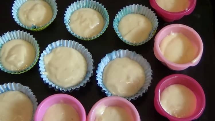 Per preparare un cupcake su kefir, metti l'impasto nello stampo