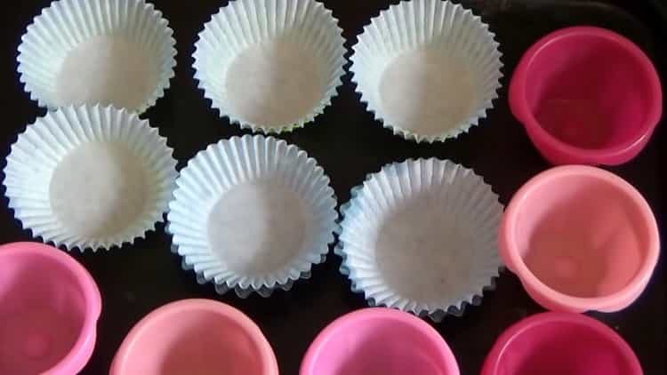 Per preparare un cupcake al kefir, prepara uno stampo