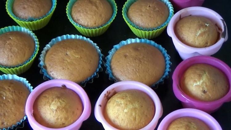 Per preparare un cupcake al kefir, preriscaldare il forno