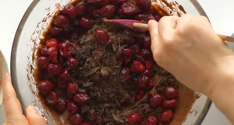 Per preparare un cupcake con una ciliegia, prepara gli ingredienti