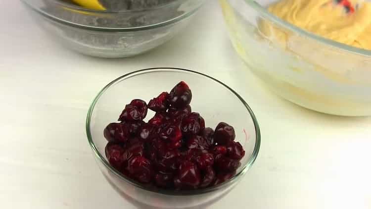 Prepara una ciliegia per preparare un muffin con semi di papavero