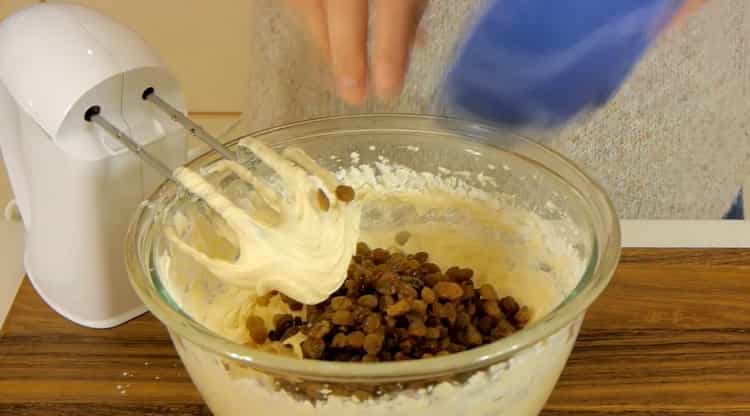 Aggiungi la farina e l'uvetta per fare un muffin