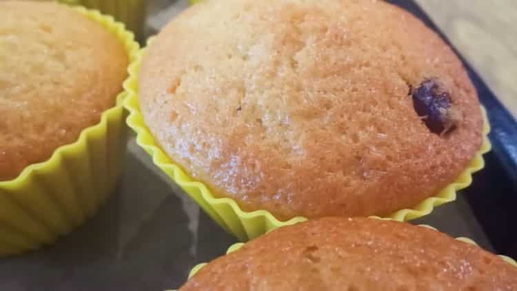 Un cupcake al kefir con uvetta al forno secondo una ricetta passo dopo passo con una foto