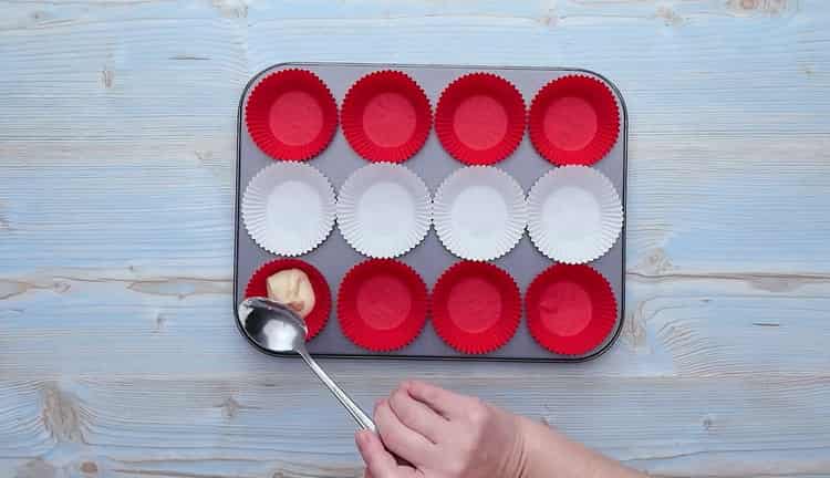 Per preparare cupcake con latte condensato, mettere l'impasto nello stampo