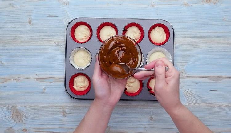 Per preparare cupcake con latte condensato, metti il ​​latte condensato nello stampo