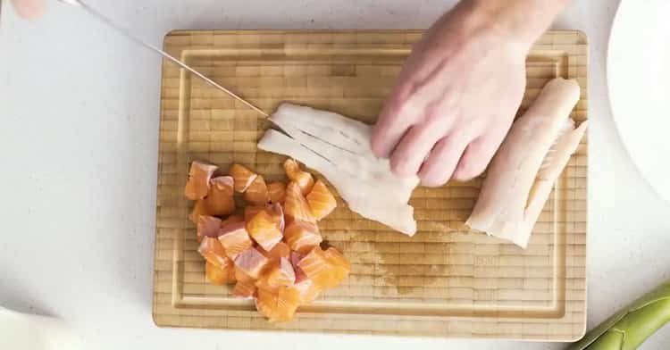 Per preparare la quiche con pesce, tritare tutti gli ingredienti