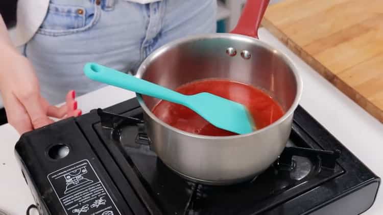 Prepara una gelatina per preparare la cheesecake alla fragola