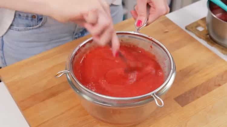 Pulisci le bacche per preparare una cheesecake alla fragola