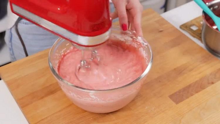 Per preparare una cheesecake alla fragola, prepara il ripieno