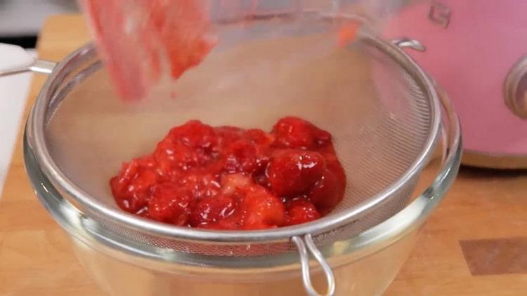 Per preparare la cheesecake alla fragola, prepara gli ingredienti