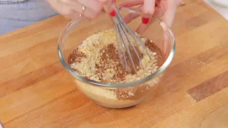 Mescola gli ingredienti di base per preparare una cheesecake alla fragola.