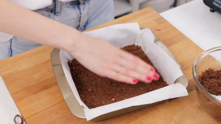 Per preparare una cheesecake alla fragola, adagiare la base in uno stampo