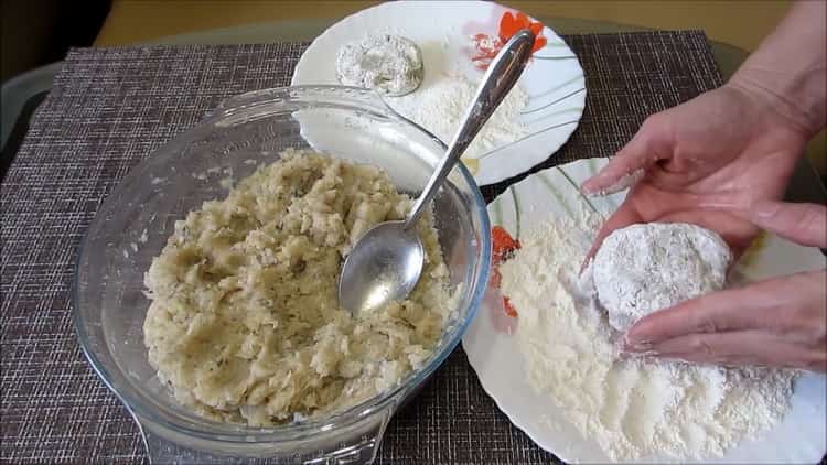 Per preparare le cotolette di bottatrice, preparare la farina