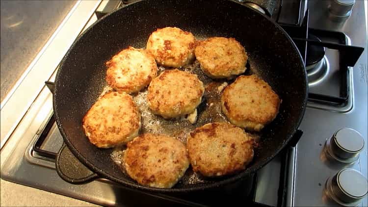 Per preparare le cotolette di bottatrice, friggere gli hamburger