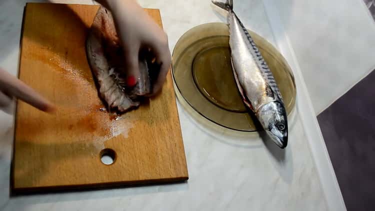 Per preparare le cotolette di sgombro, prepara gli ingredienti