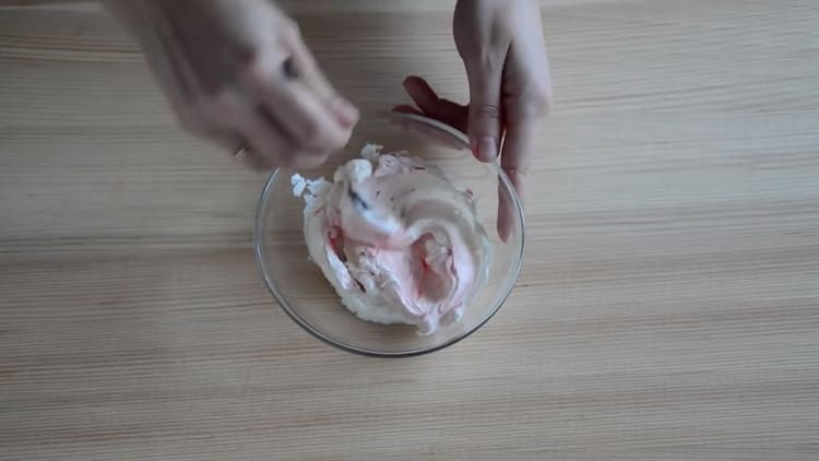 Per preparare la crema, mescolare gli ingredienti con la tintura