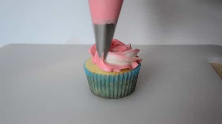 Metti la crema sul cupcake