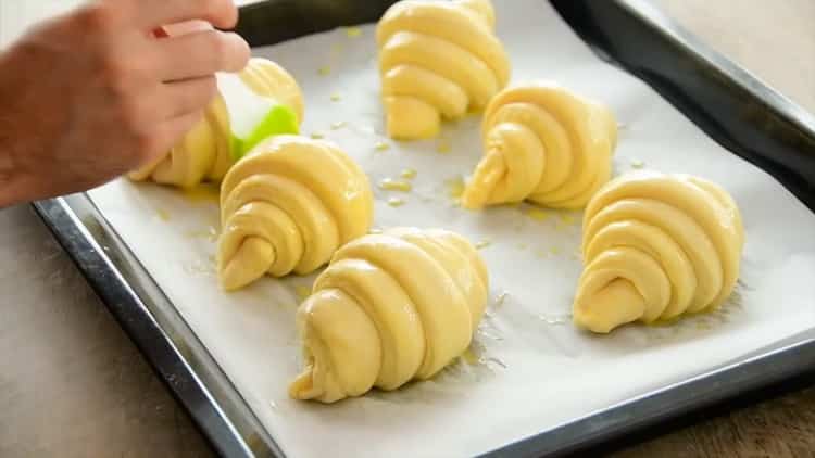 Prepara dei cornetti con la pasta lievitata