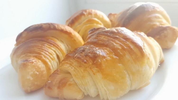 Cornetti di pasta sfoglia secondo una ricetta graduale con foto