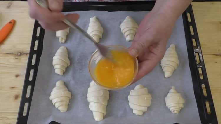 Ricetta passo dopo passo cornetti con latte condensato con foto